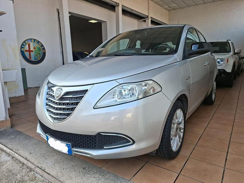 Usata Lancia Ypsilon Gold 69 CV (50 kW) 2017 Argento Utilitaria