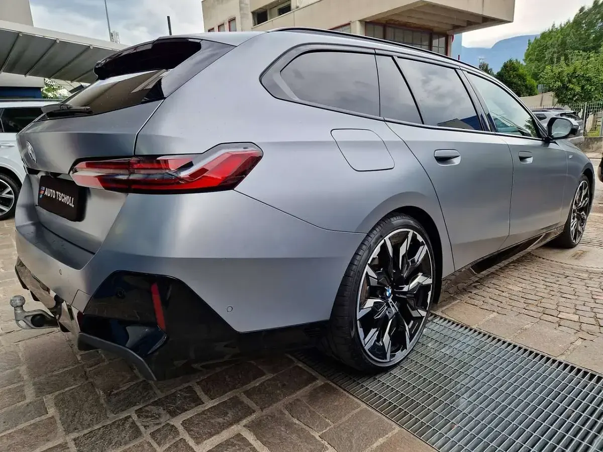 Usata BMW 540 M Sport 303 CV (222 kW) 2025 Frozen pure grey metallic Station wagon