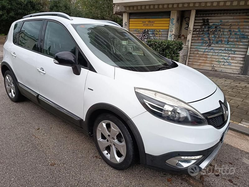 Bianco Usata 2015 Renault Scénic III Monovolume | 6000 € (Buon prezzo) - Immagine 1/4