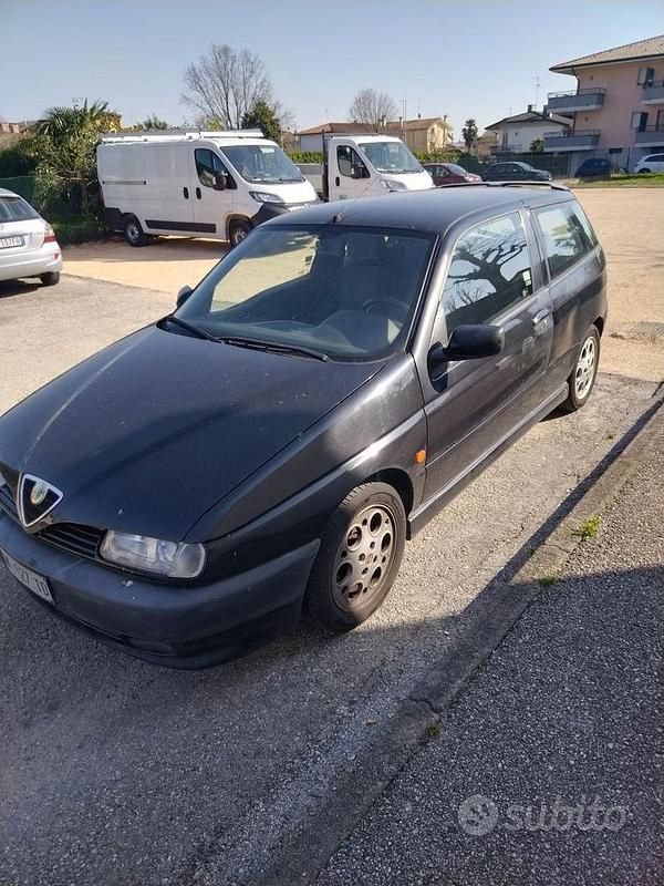 Usata Alfa Romeo 145 Quadrifoglio 155 CV (114 kW) 1998 Nero Utilitaria