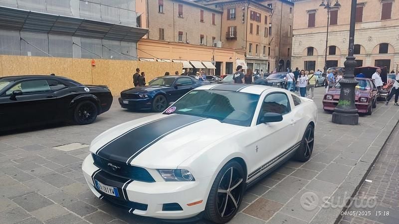 Bianco Usata 2010 Ford Mustang | 21.000 € - Immagine 1/4