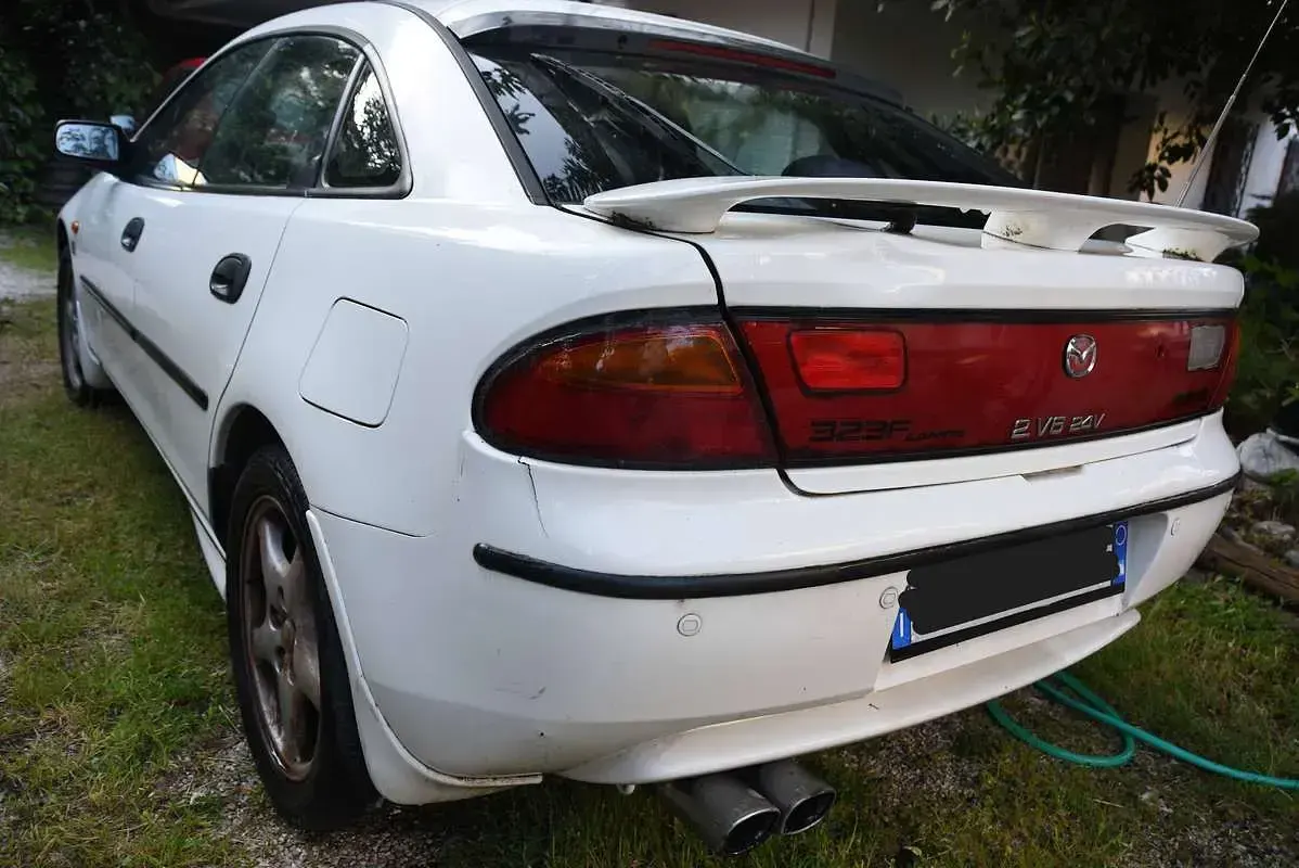 Usata Mazda 323F 144 CV (105 kW) 1997 Bianco Berlina