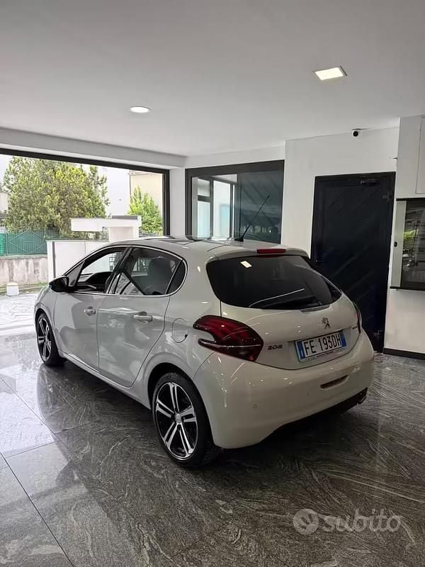 Usata Peugeot 208 GT-line 100 CV (73 kW) 2016 Bianco Utilitaria