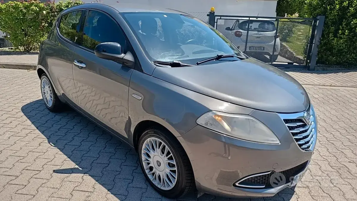 Usata Lancia Ypsilon Gold 69 CV (50 kW) 2012 Grigio Utilitaria