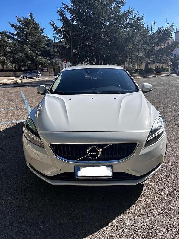 Bianco Usata 2020 Volvo V40 Plus Station wagon | 12.000 € (Buon prezzo) - Immagine 1/4