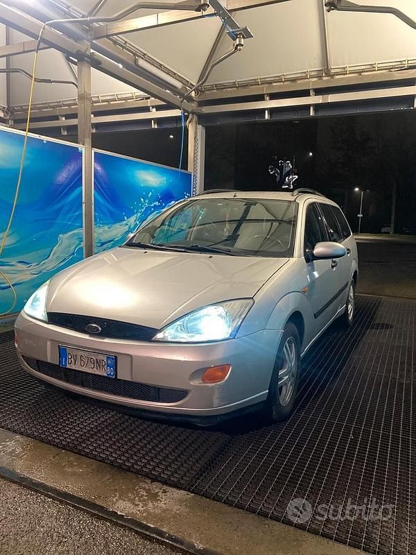 Usata Ford Focus Trend 101 CV (74 kW) 2000 Grigio Station wagon