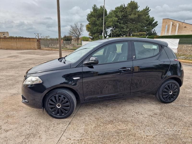 Usata Lancia Ypsilon 69 CV (50 kW) 2015 Nero Utilitaria