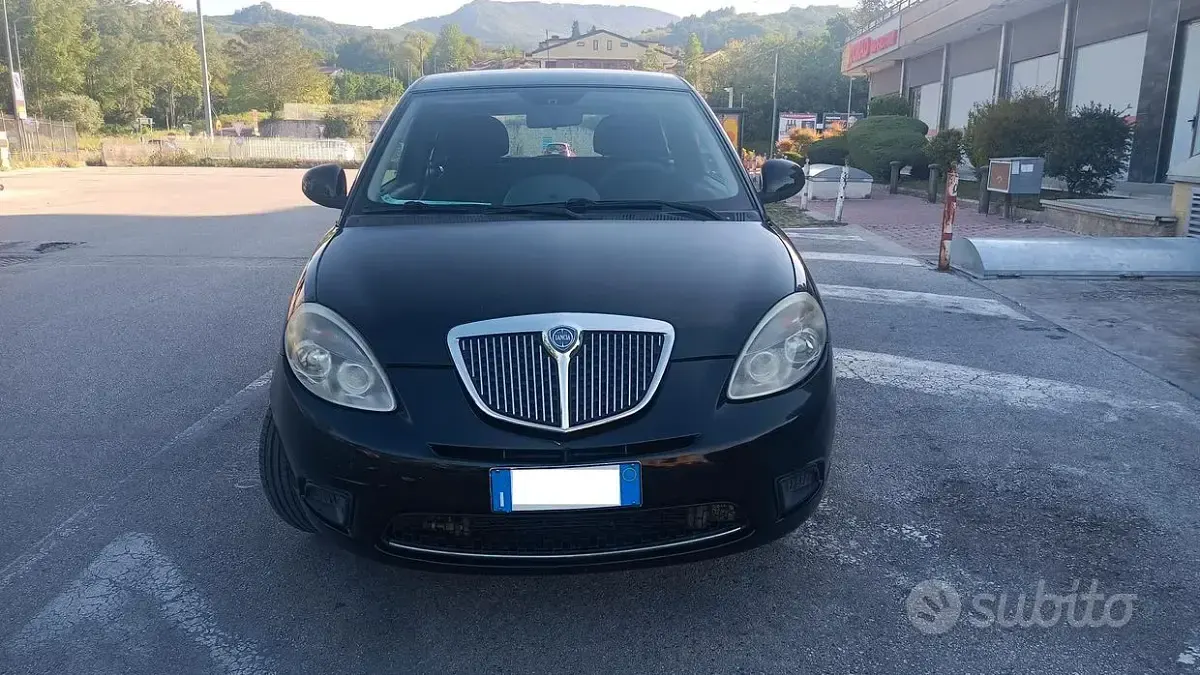 Gebraucht Lancia Ypsilon 69 PS (50 kW) 2011 Schwarz Kleinwagen