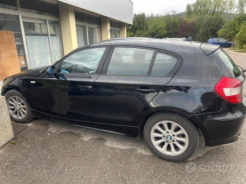 Usata BMW 118 122 CV (89 kW) 2006 Nero Utilitaria