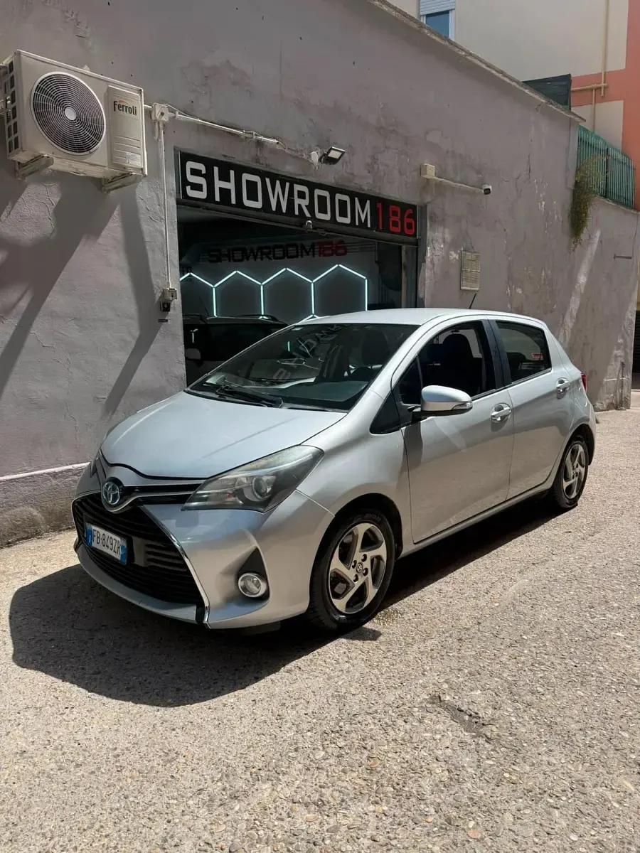 Usata Toyota Yaris Hybrid Active 73 CV (53 kW) 2016 Grigio Berlina