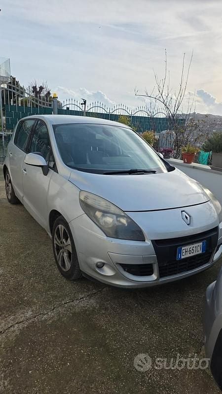 Grigio Usata 2010 Renault Scénic Monovolume | 3000 € (Ottimo prezzo) - Immagine 1/4