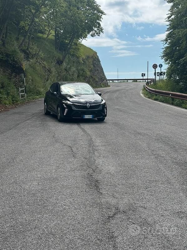 Nero Usata 2024 Renault Clio V Due volumi | 16.000 € (Buon prezzo) - Immagine 1/3