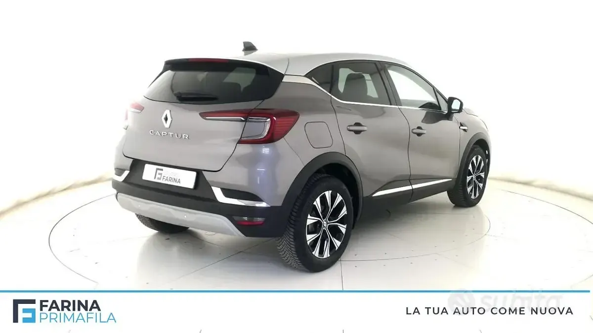 Usata Renault Captur Techno 91 CV (66 kW) 2024 Grigio scuro tetto grigio chiaro SUV