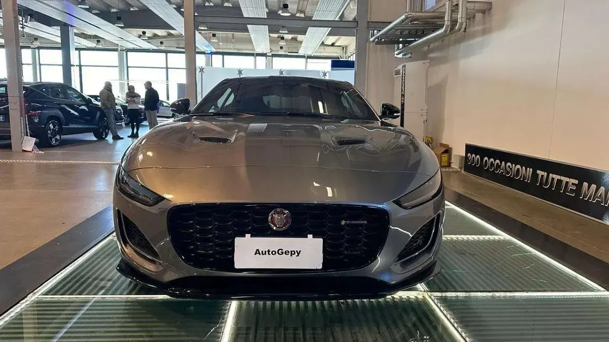 Usata Jaguar F-Type R-Dynamic 450 CV (330 kW) 2023 Grigio Coupé