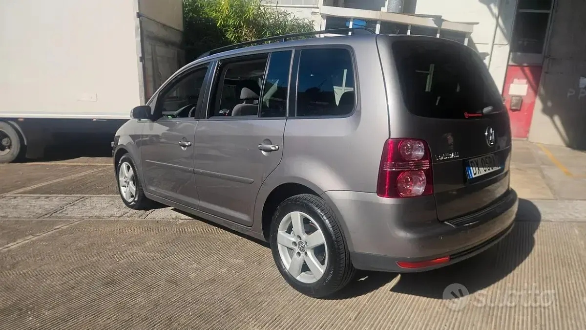 Usata VW Touran 105 CV (77 kW) 2009 Grigio Monovolume