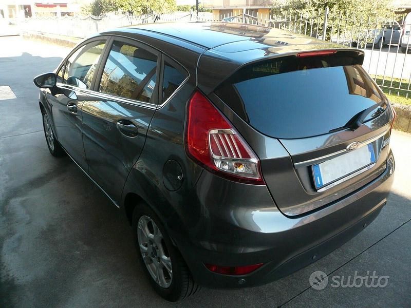 Begagnad Ford Fiesta 80 HK (58 kW) 2016 Grå Sedan