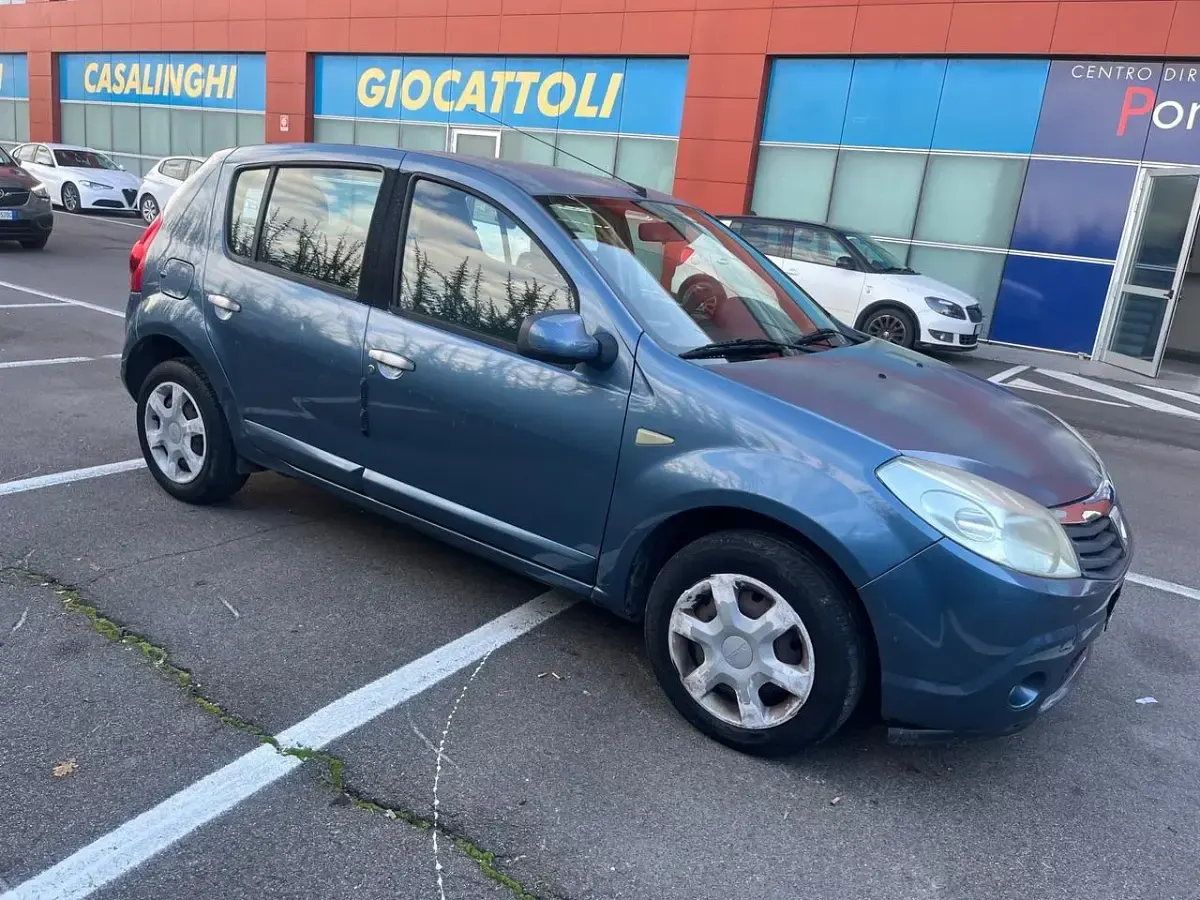 Usata Dacia Sandero Lauréate 76 CV (55 kW) 2009 Blu Berlina