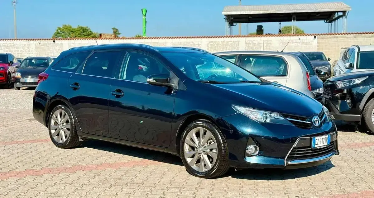 Usata Toyota Auris Hybrid Lounge 99 CV (72 kW) 2015 Blu/azzurro Station wagon