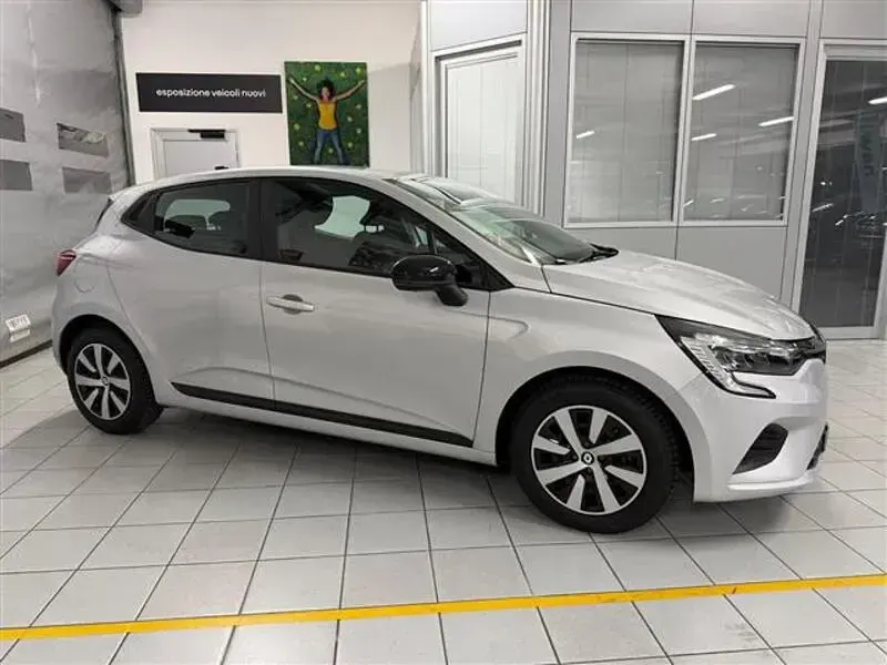 Usata Renault Clio Equilibre 145 CV (106 kW) 2023 Grigio chiaro Utilitaria