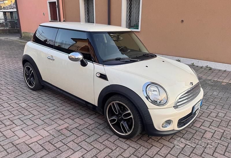 Usata Mini Cooper D 90 CV (66 kW) 2011 Beige Utilitaria