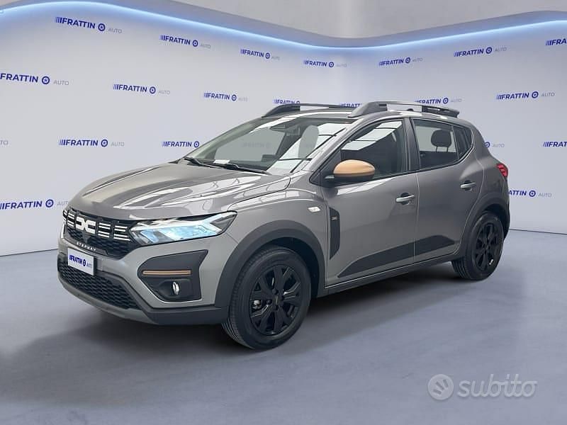 Gray Usata 2025 Dacia Sandero Stepway Tre volumi | 17.690 € (Buon prezzo) - Immagine 1/4