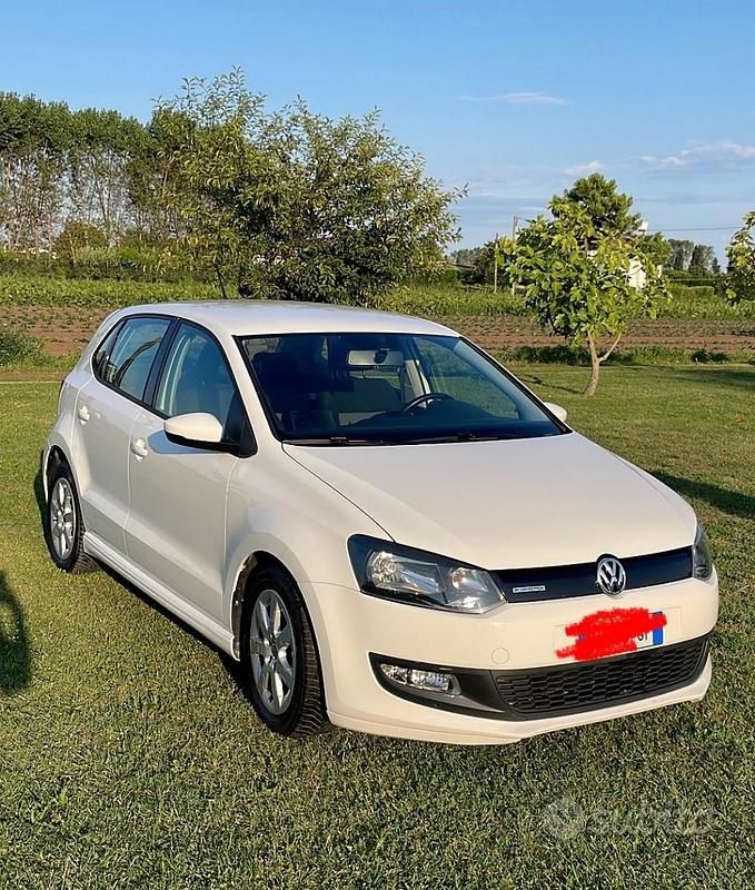 Bianco Usata 2011 VW Polo Due volumi | 5000 € (Buon prezzo) - Immagine 1/4