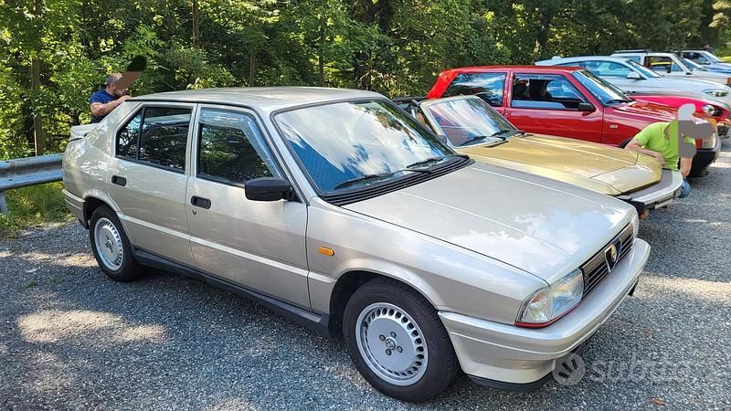Grigio Usata 1988 Alfa Romeo 33 Quadrifoglio Verde Tre volumi | 15.000 € - Immagine 1/4