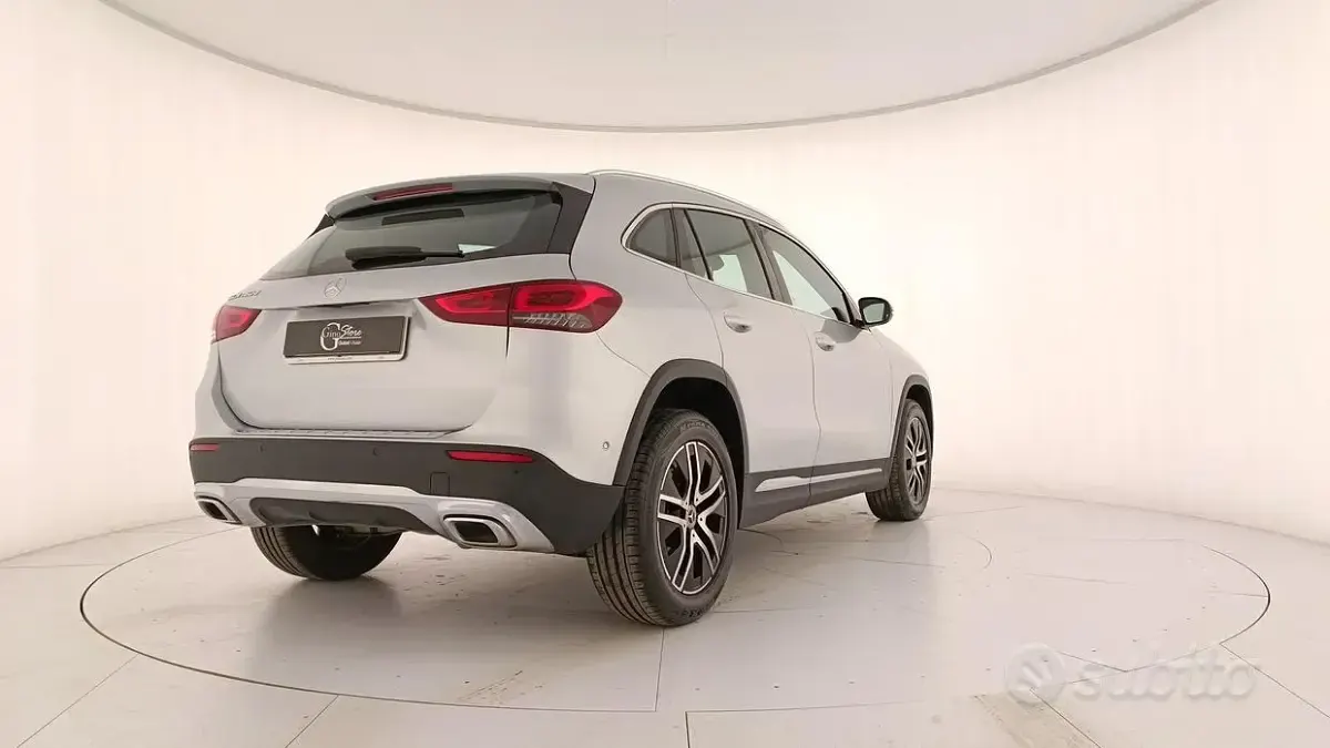 Usata Mercedes GLA180 Business 116 CV (85 kW) 2021 Grigio SUV