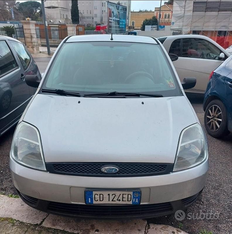 Usata Ford Fiesta 68 CV (50 kW) 2002 Grigio Utilitaria