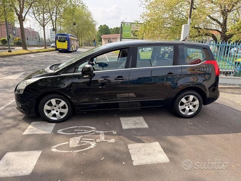 Usata Peugeot 5008 112 CV (82 kW) 2012 Nero Monovolume