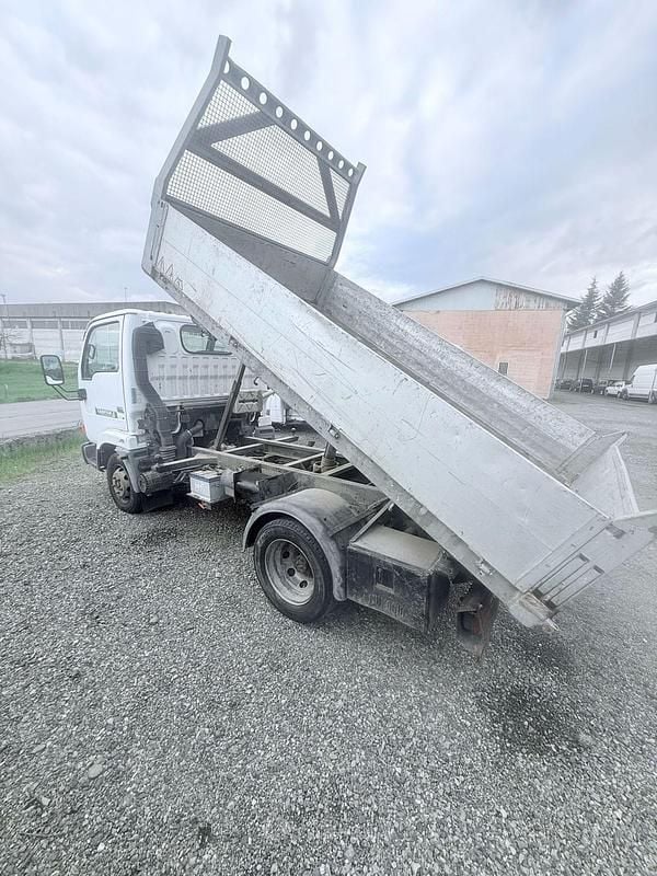 Usata Nissan Cabstar 106 CV (77 kW) 2000 Bianco Pick-up