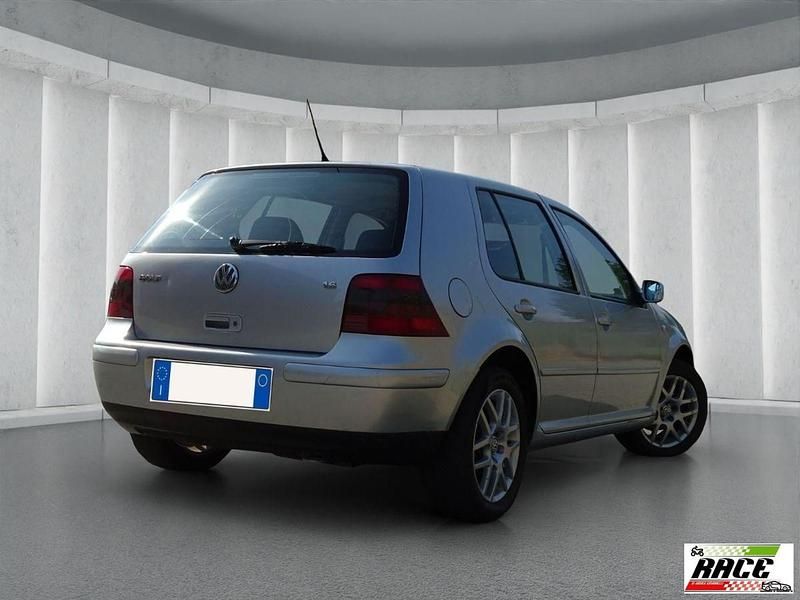Usata VW Golf IV 106 CV (77 kW) 2003 Grigio chiaro Utilitaria