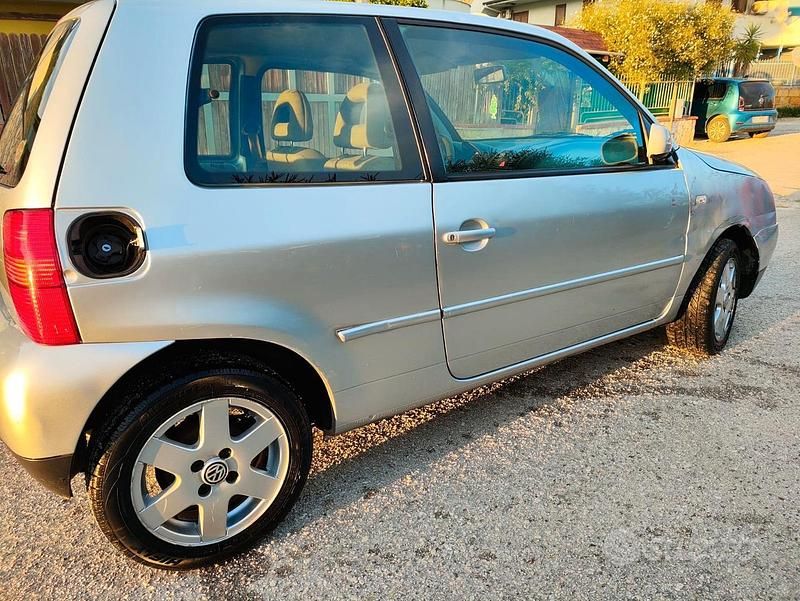 Usado VW Lupo 75 CV (55 kW) 2002 Gris Utilitario