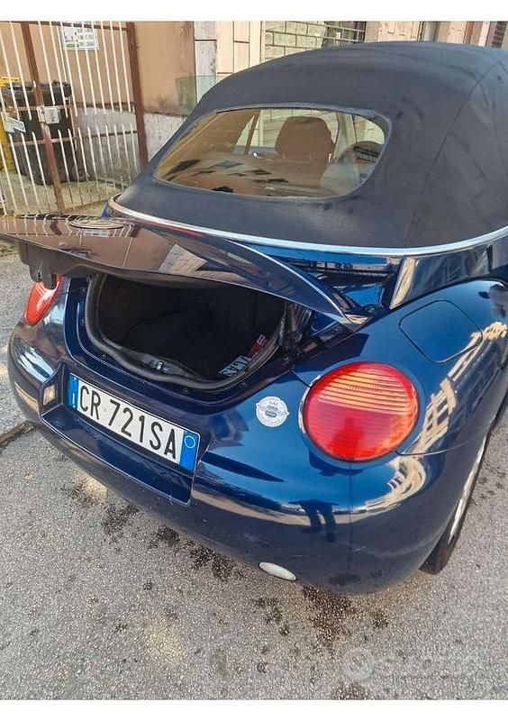 Usata VW New Beetle 105 CV (77 kW) 2004 Blu Utilitaria