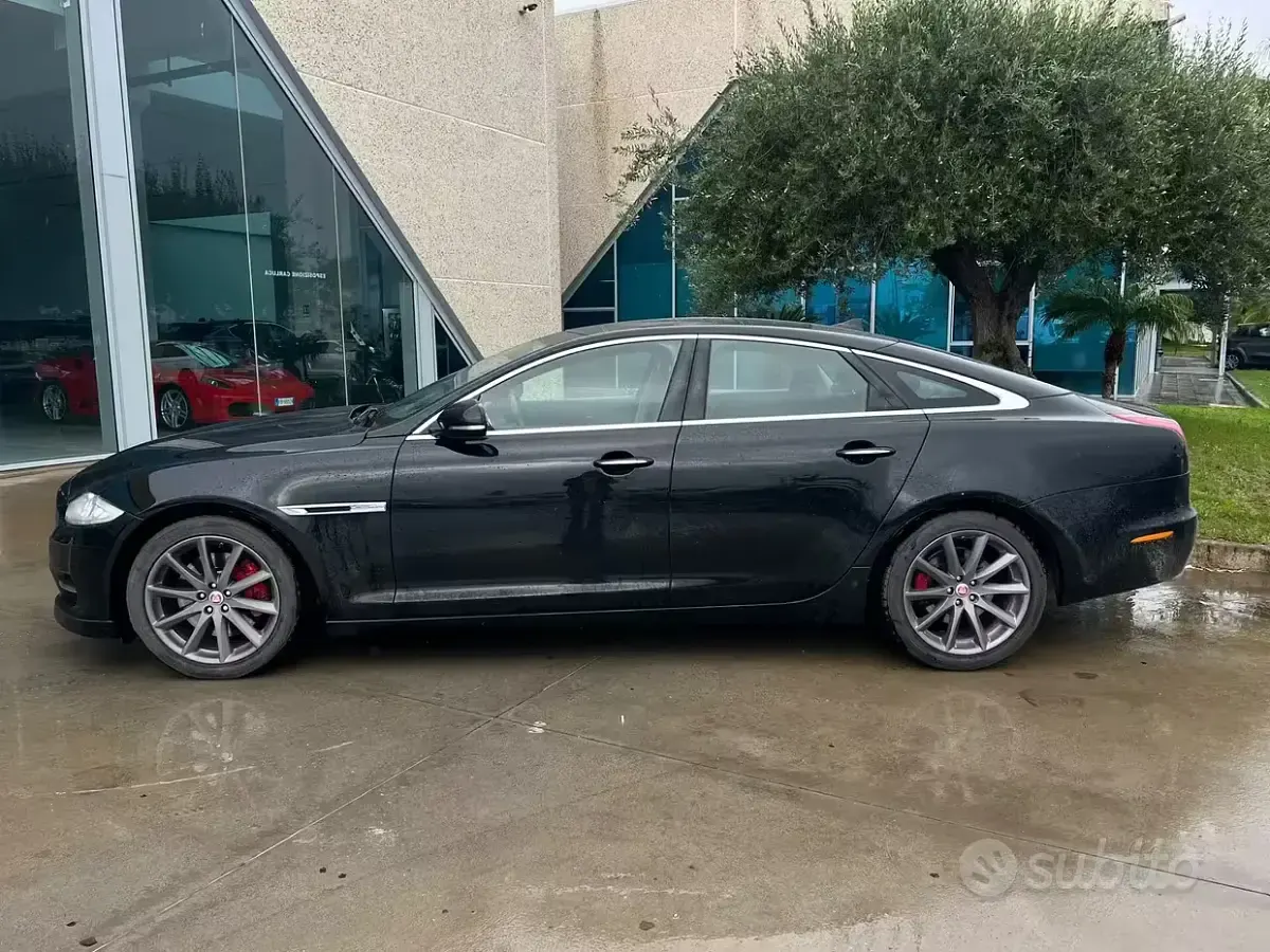 Usata Jaguar XJ Premium Luxury 275 CV (202 kW) 2015 Nero Berlina