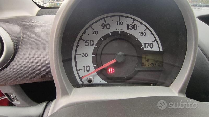 Usata Peugeot 107 68 CV (50 kW) 2012 Rosso Utilitaria