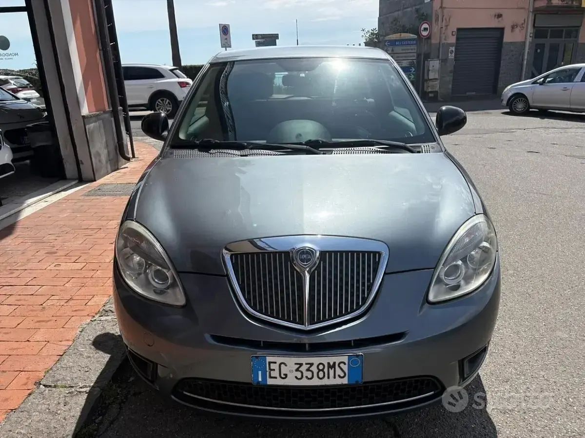 Usata Lancia Ypsilon Platinum 75 CV (55 kW) 2011 Grigio Utilitaria