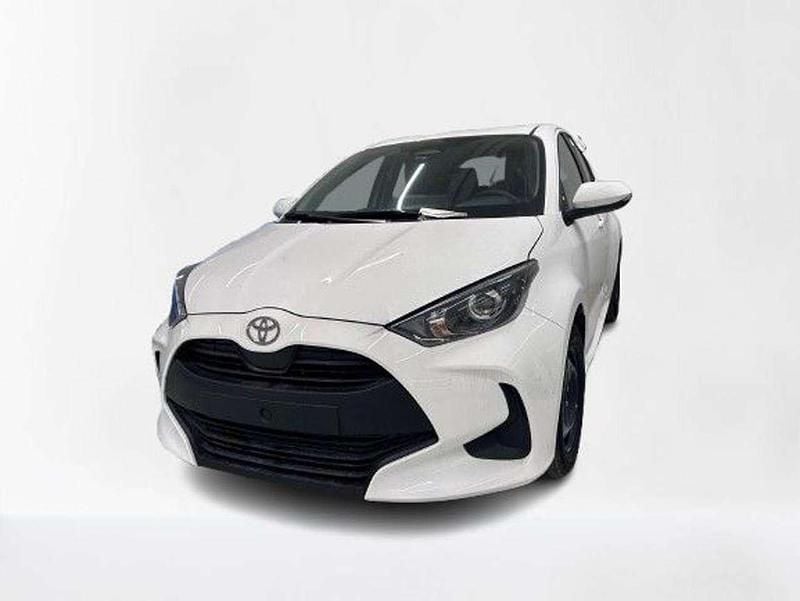 Bianco Nuova 2025 Toyota Yaris Hybrid Active Tre volumi | 21.900 € (Buon prezzo) - Immagine 1/4