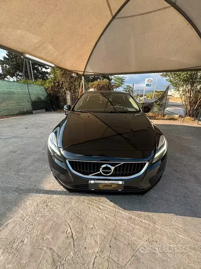Usata Volvo V40 120 CV (88 kW) 2019 Nero Berlina