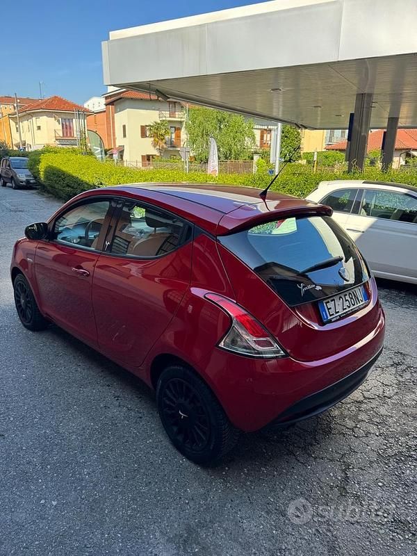 Usata Lancia Ypsilon 69 CV (50 kW) 2015 Rosso Utilitaria