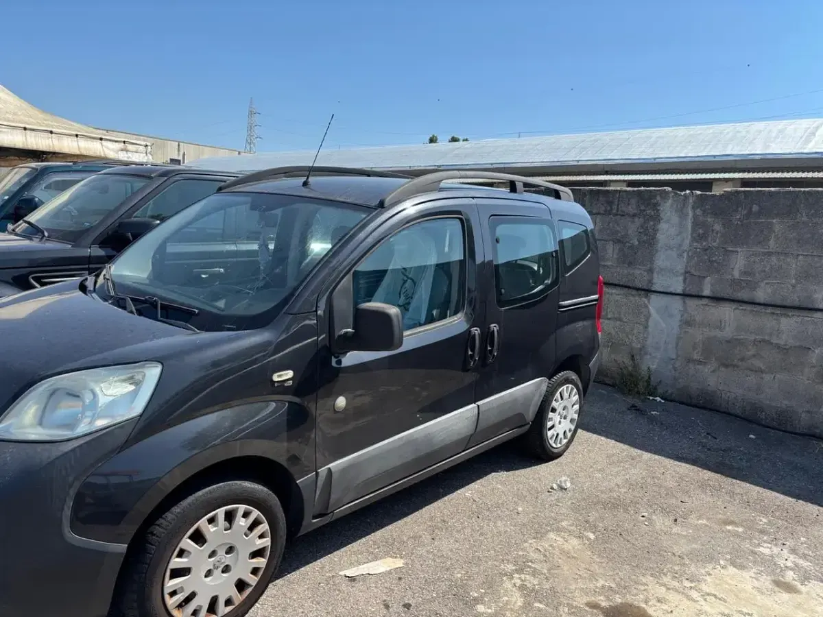 Usata Peugeot Bipper Family 75 CV (55 kW) 2012 Nero Monovolume