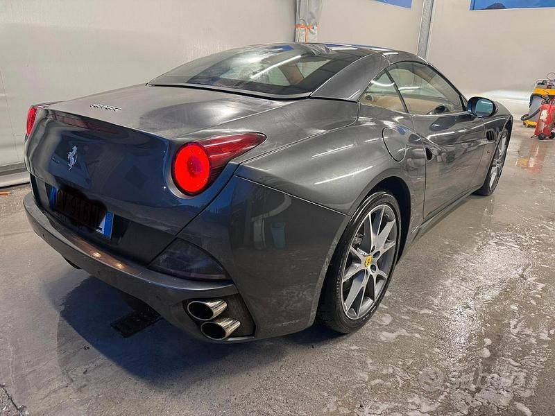 Usata Ferrari California 460 CV (338 kW) 2010 Grigio Cabrio