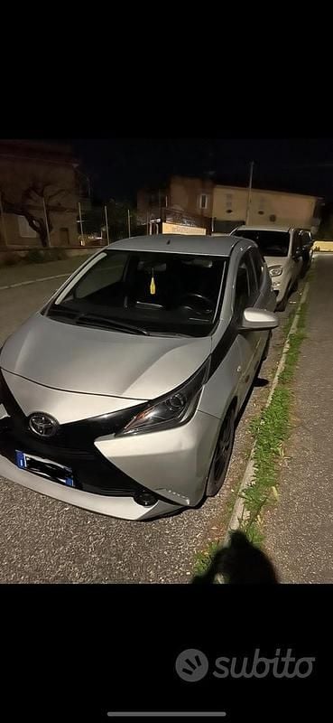 Grigio Usata 2016 Toyota Aygo Due volumi | 9500 € (Cara) - Immagine 1/4
