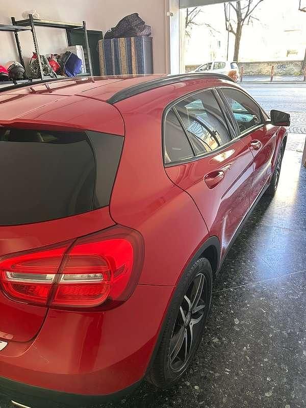Usata Mercedes GLA180 109 CV (80 kW) 2015 Rosso SUV
