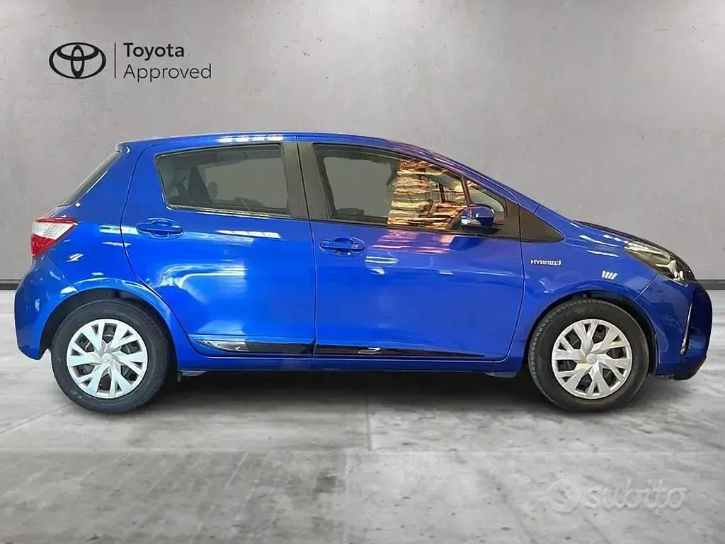 Usata Toyota Yaris Hybrid Active 101 CV (74 kW) 2018 Blu/azzurro Berlina