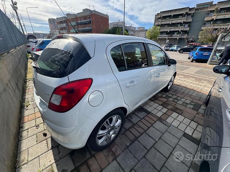Usata Opel Corsa Cosmo 95 CV (69 kW) 2011 Bianco Berlina