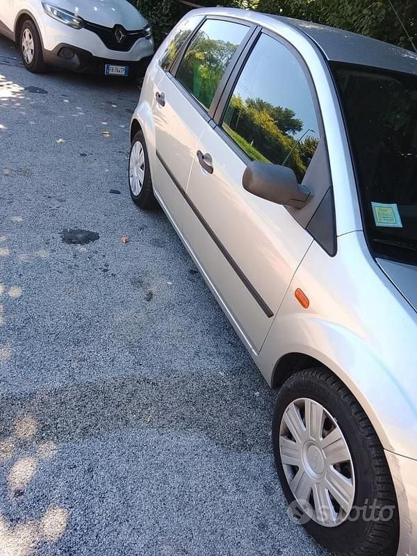 Usata Ford Fiesta Zetec 2002 Grigio Utilitaria