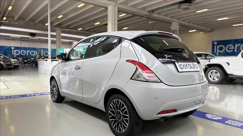 Usata Lancia Ypsilon 69 CV (50 kW) 2016 Grigio Utilitaria