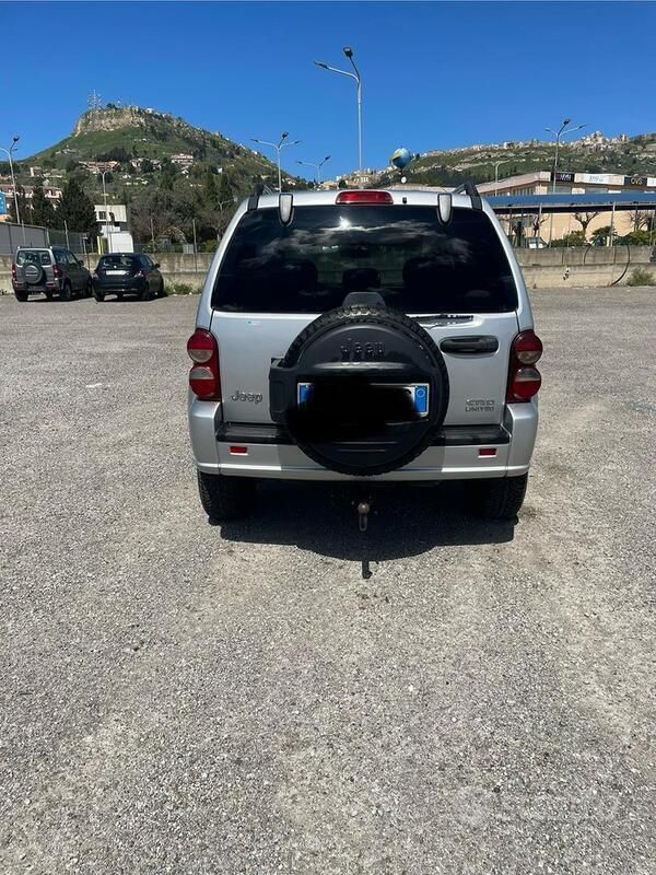 Usata Jeep Cherokee 163 CV (119 kW) 2005 Grigio SUV