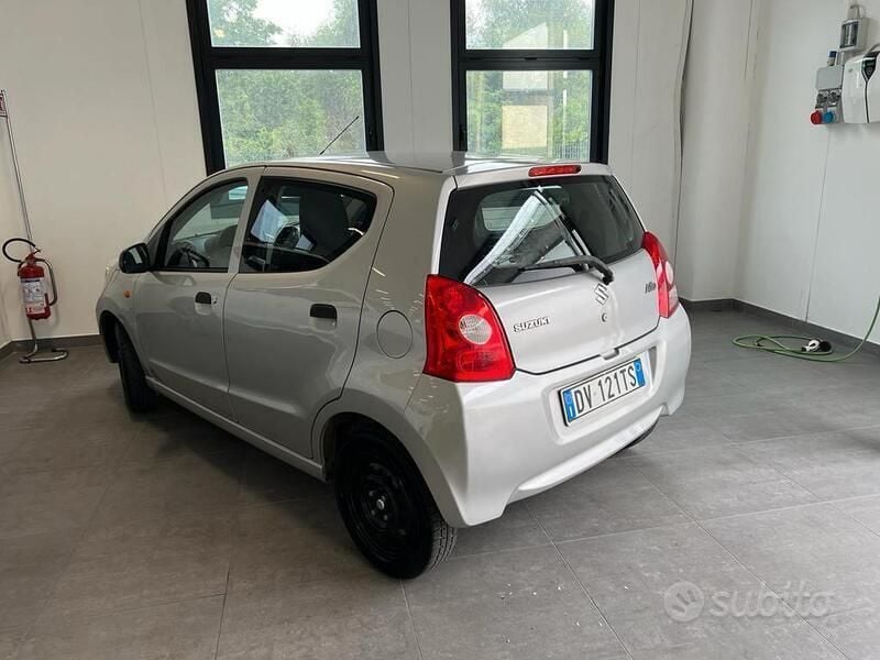 Argento Usata 2009 Suzuki Alto GLX Due volumi | 4000 € (Buon prezzo) - Immagine 1/4